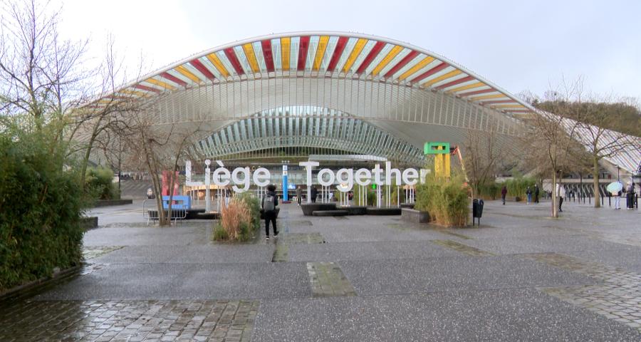 Le démontage de l'œuvre de Buren sur la gare des Guillemins sera suspendu... jusqu'en 2025.