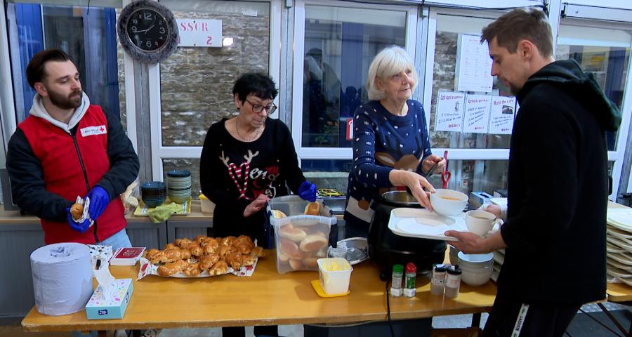 Un repas de fête offert par les bénévoles de la Croix-Rouge de Liège