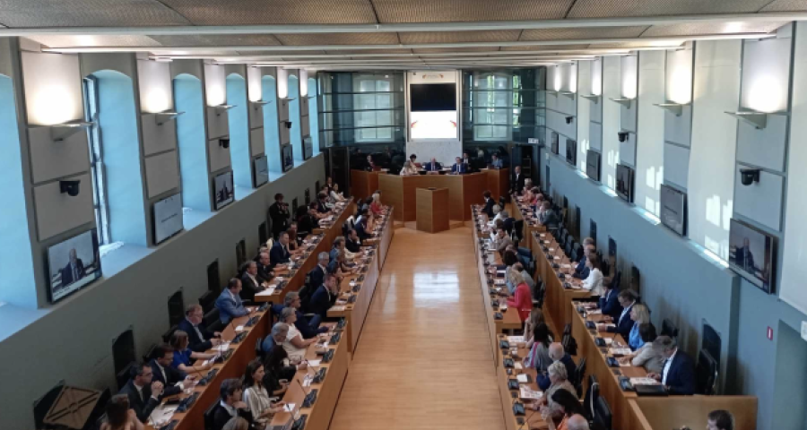 Solution financière pour Mons, Liège et Charleroi... à condition de faire des économies