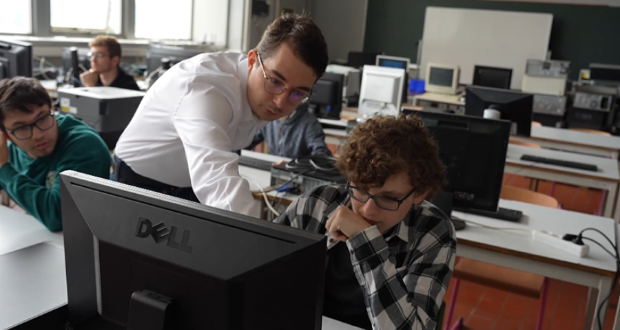 Un autre regard : Assistant de maintenance PC-Réseaux