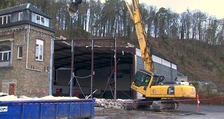 La destruction du hall de basket de Comblain a commencé