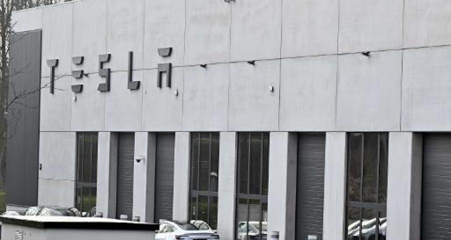 Des tags nazis et des croix gammées dessinées devant le site wallon de Tesla à Awans