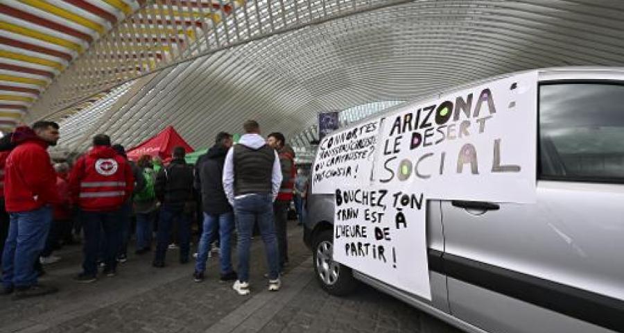 Les cheminots manifestent devant la gare des Guillemins à Liège