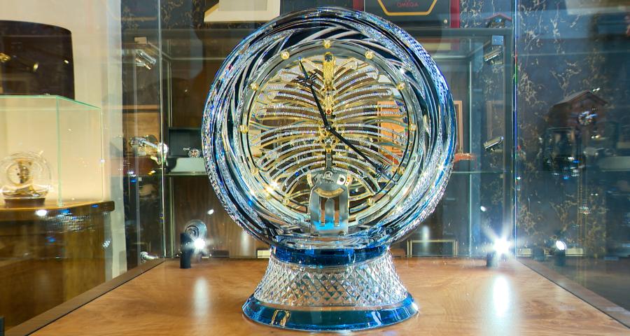 L'horloge aux 1065 diamants de l’artisan horloger-pendulier Jean-Marie Louis