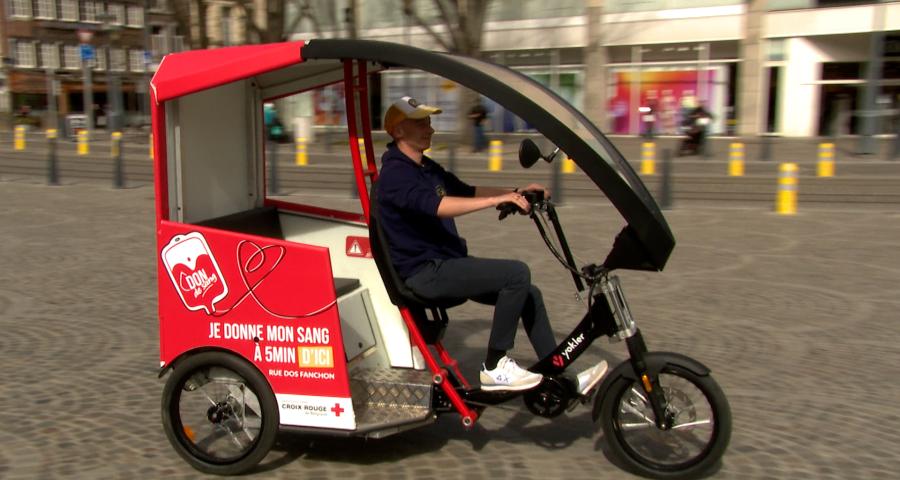 En tuk-tuk pour donner son sang à Liège