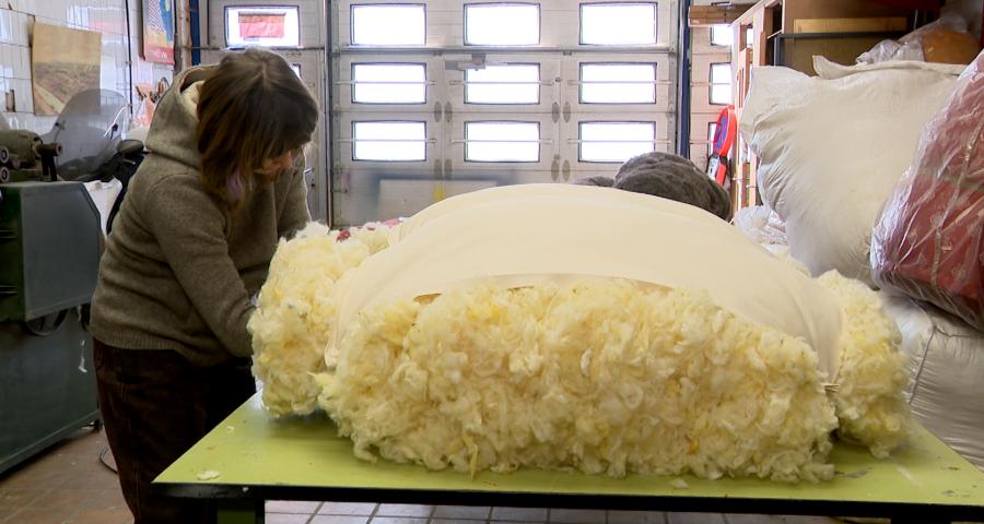Liège : des matelas artisanaux en laine belge
