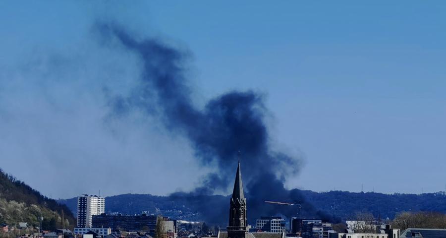 Une péniche en feu sur la Meuse à Liège