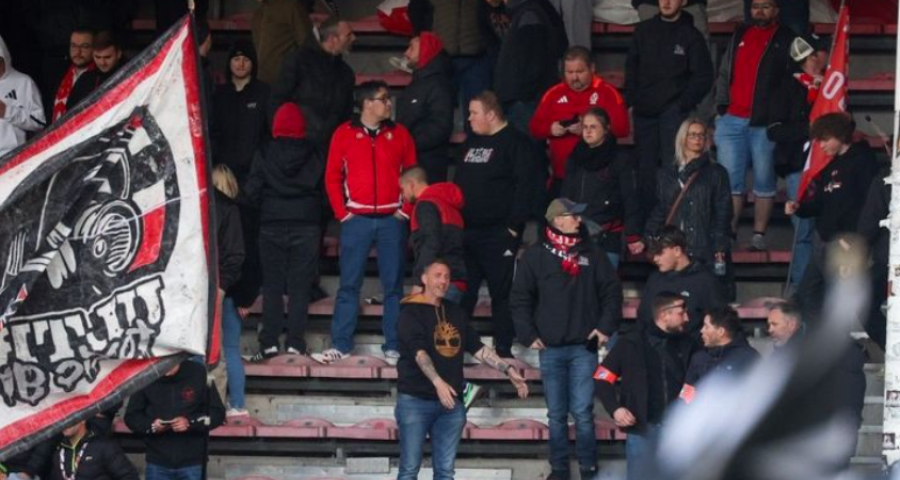Feux de Bengale et fumigènes découverts sous les sièges des supporters du Standard