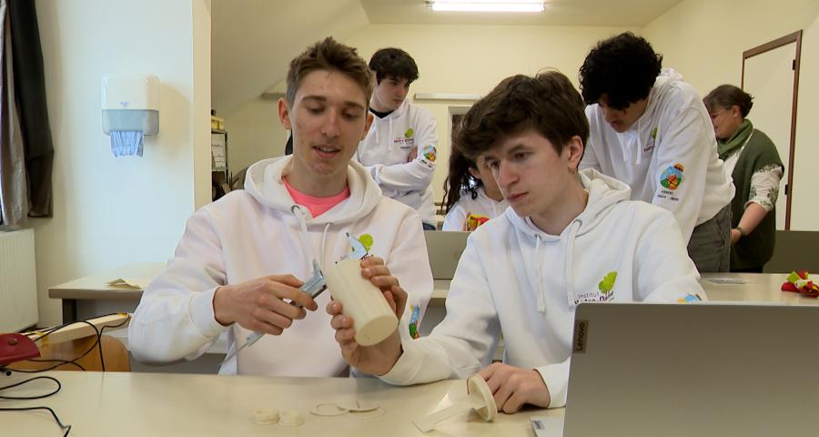 Jupille : des élèves de l'INDJ finalisent un satellite de la taille d'une canette