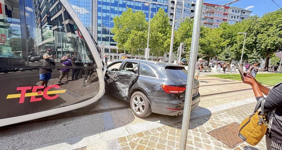Nouvelle collision entre un tram et une voiture: la circulation a déjà repris