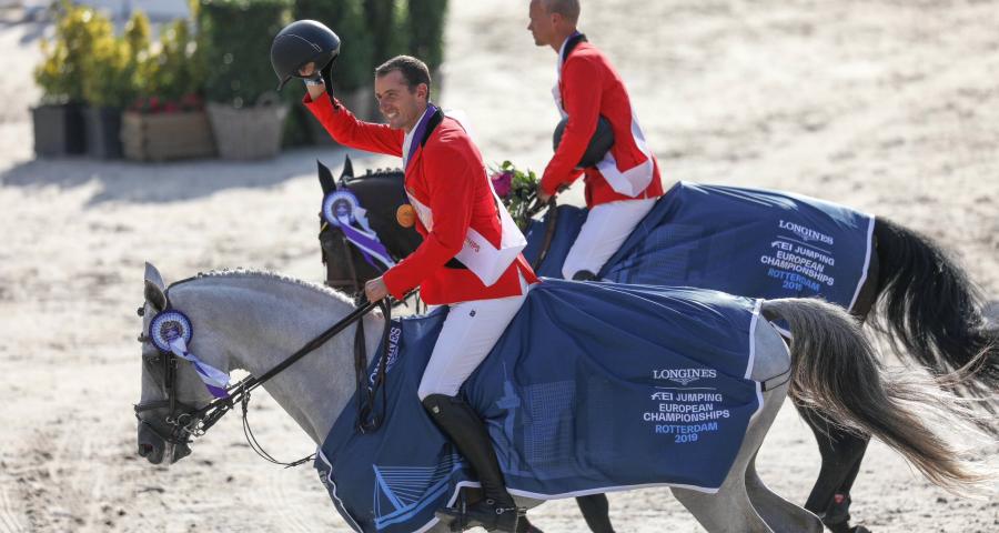 Grégory Wathelet sur la 2e marche du podium avec l'équipe belge à Aix-la-Chapelle