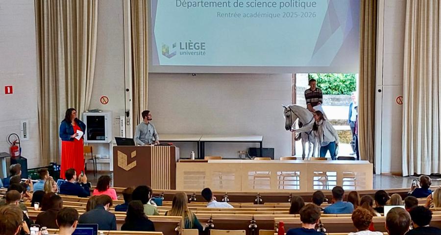À l’ULiège, un professeur arrive à cheval pour tenir sa promesse