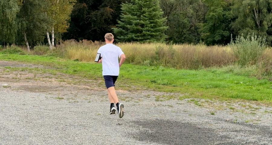 Théo, 15 ans, se prépare à courir son premier semi-marathon de l'Ourthe