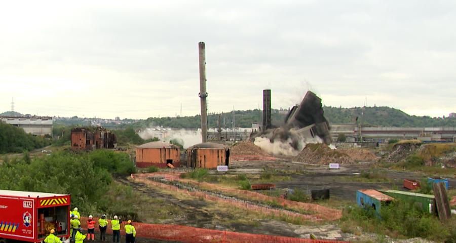 Cokerie d'Ougrée : dynamitage réussi de la cheminée et de la tour à charbon