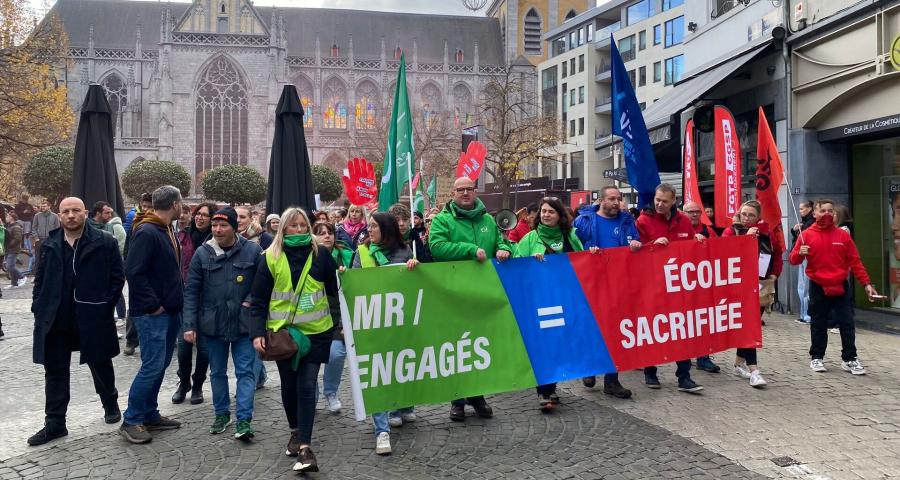 Grève des enseignants : une “veillée funèbre” organisée à Liège