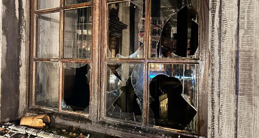 Des dégradations à l'hôtel de ville de Liège, en marge de la venue de Georges-Louis Bouchez