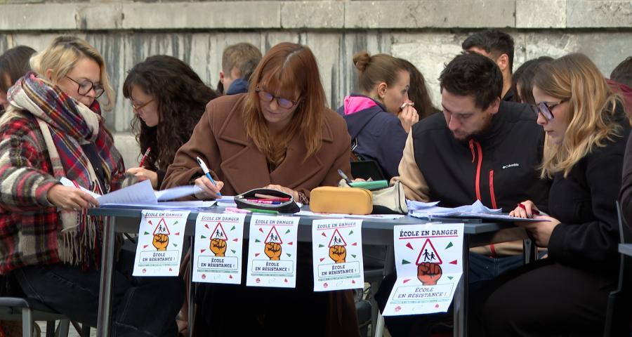 Des professeurs corrigent leurs copies sur la voie publique: "Rendons le travail invisible, visible"