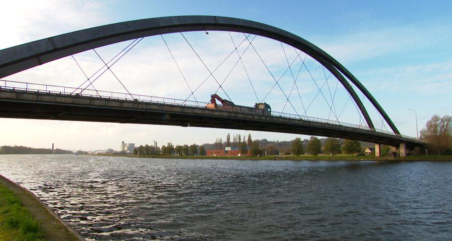 Début des travaux de rehaussement du pont de Hermalle