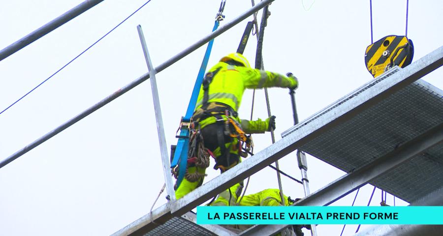 La passerelle Vialta est en plein montage au-dessus du Canal Albert