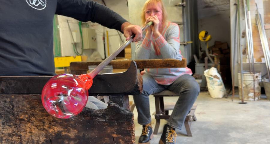 Un artisan de Crisnée propose de souffler sa propre boule de Noël