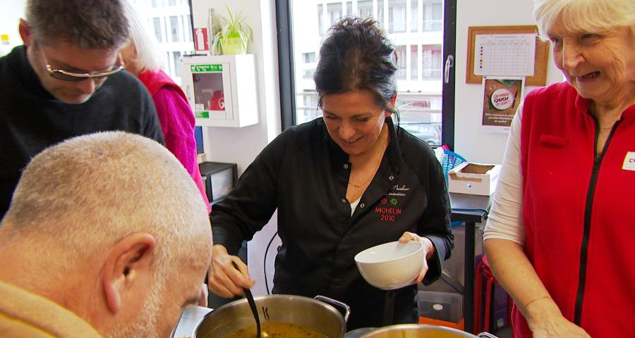 Une cheffe étoilée aux fourneaux de la Croix-Rouge de Liège