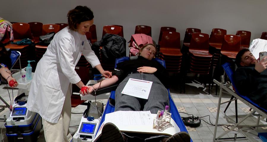 Des profs liégeois contestent en donnant leur sang