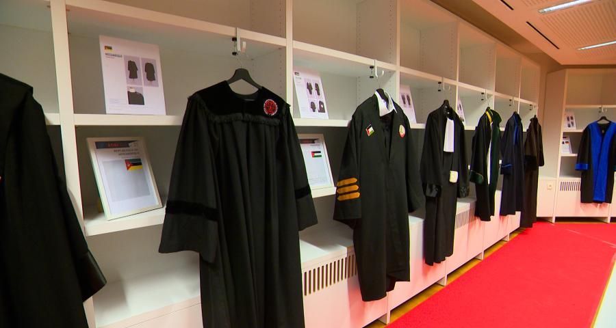 Des toges d'avocats du monde entier exposées à Liège