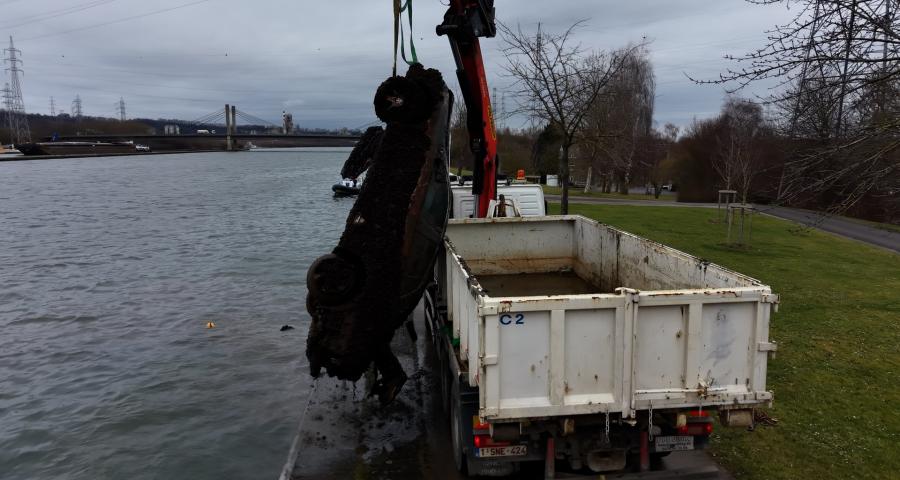 Plusieurs épaves de véhicules repêchées dans le Canal Albert