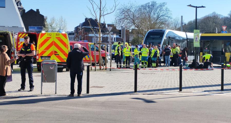 Accident entre un tram et un bus devant les Guillemins : plusieurs blessés
