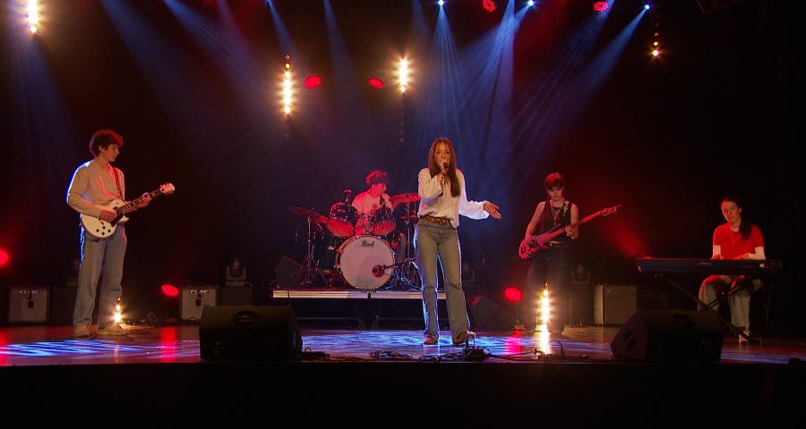 Les élèves de l'Athénée Royal de Chênée sur la scène du centre culturel