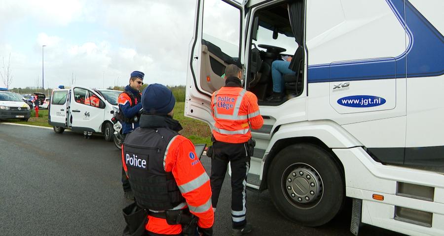 Vaste contrôle routier, orienté poids lourds et camionnettes