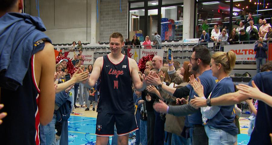 Maxime De Zeeuw (CB Liège) ovationné par le public au pôle ballon