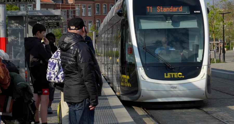 Depuis un an, la cabine du tram, poste d'observation de la vie de la cité