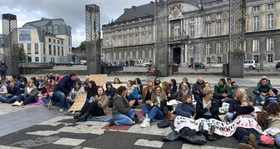 "Opération paillassons" des enseignants liégeois : dénoncer une école piétinée