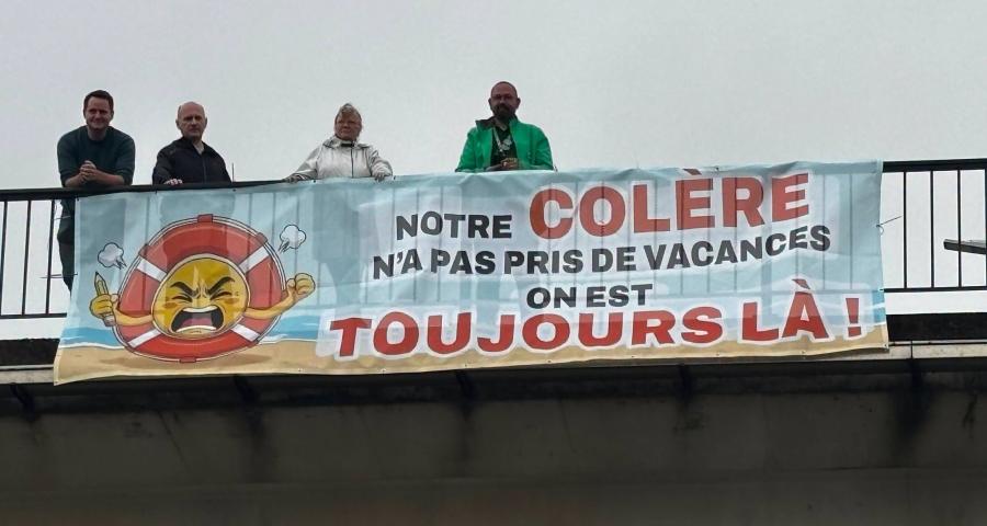 Des banderoles des enseignants, toujours en colère
