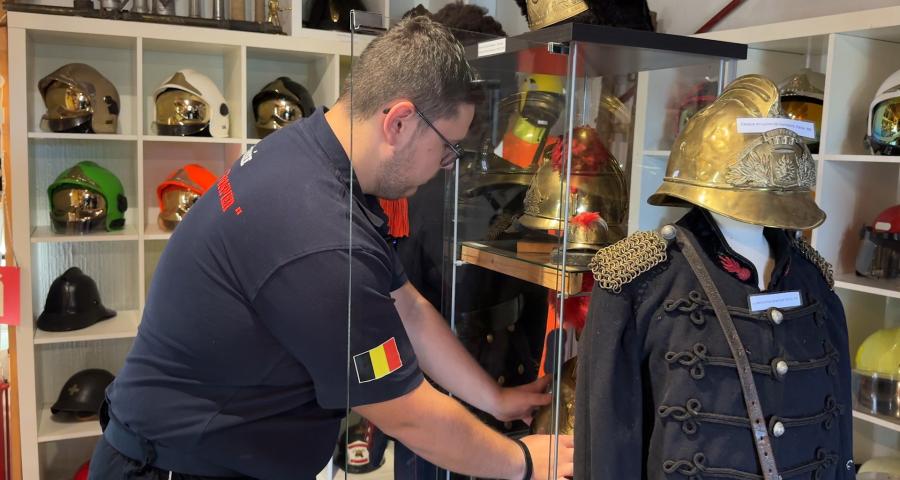 À 19 ans, Noah a créé son musée des pompiers à Hannut : « C’est mon rêve de le devenir »