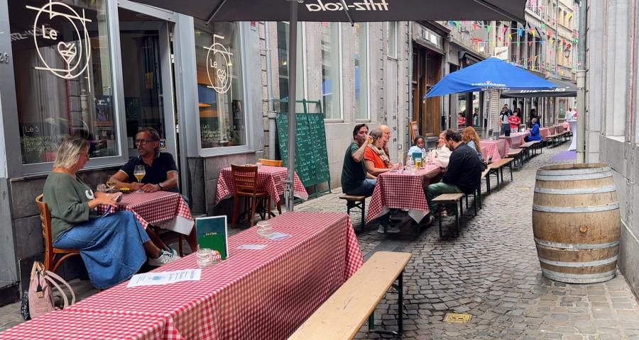 La rue Souverain-Pont à Liège en mode farniente